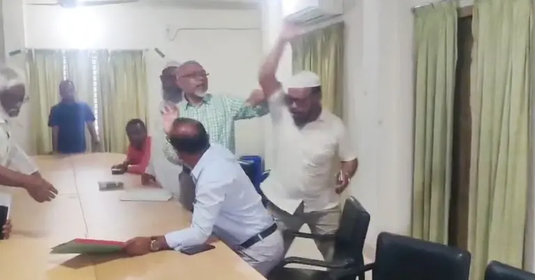 চেম্বার ভবনে হট্টগোল